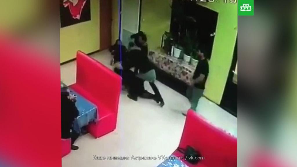 Попросила снять на видео. Дагестанцы избили девушек в кафе Астрахани. Избили в кафе 2 девушек.