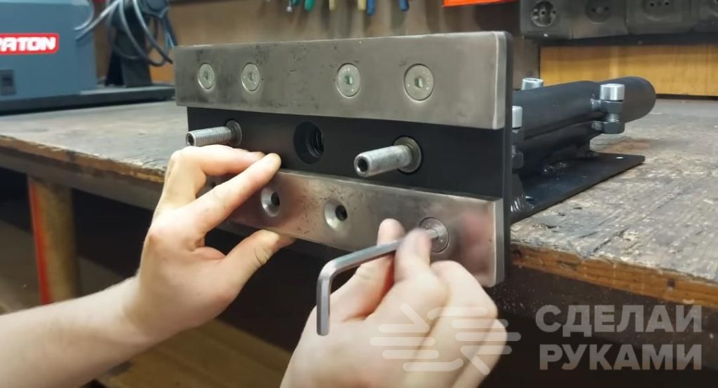 Слесарные тиски из старых амортизаторов