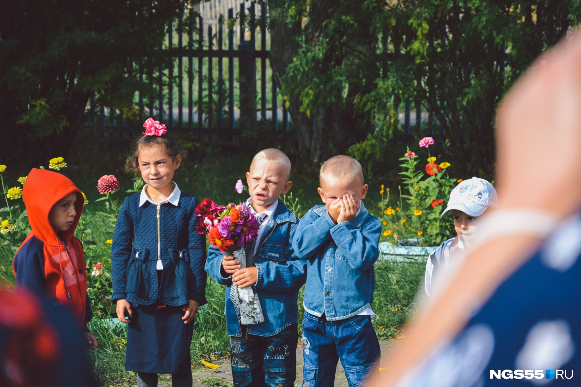 Кадров дети. Младшие школьники на празднике. Праздники ноября для школьников. Торжественная линейка в честь закрытия лагеря. Приговор 11 лет школьного режима.