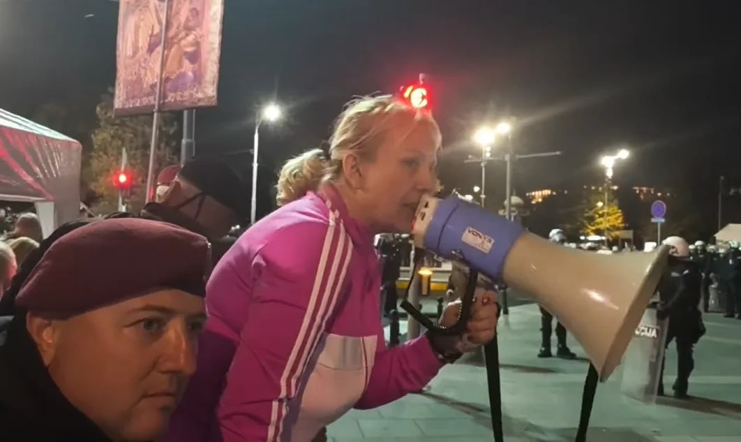 Вторую годовщину обрушения бетонного козырька в здании железнодорожного вокзала в городе Нови-Сад внесистемная сербская...