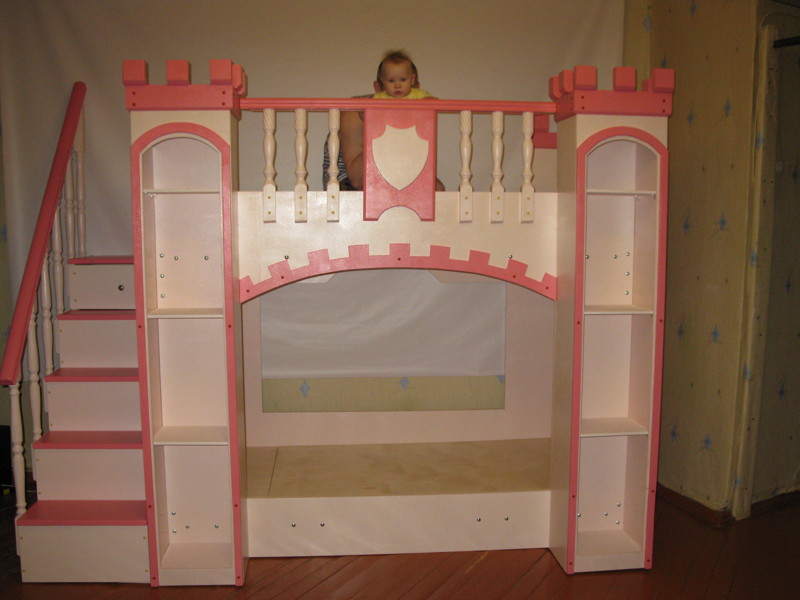 принцесса пока не понимает , что к чему . кроватка разобрана и стоит в углу . ждет своего часа . кровать замок, своими руками