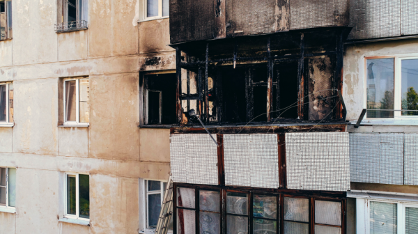 В Севастополе горела квартира, на улицу вывели 10 человек 2