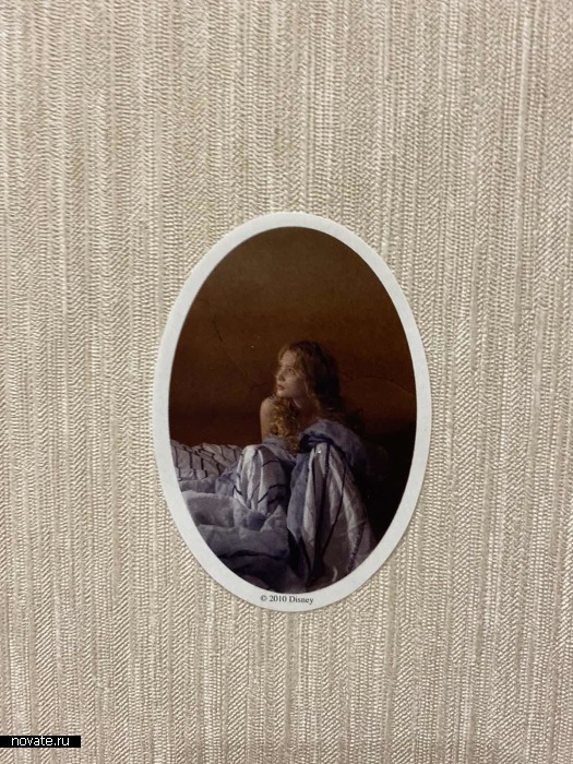 Как креативно скрыть повреждение на обоях, если переклеивать всю комнату не входит в планы Как креативно скрыть повреждение на обоях, если переклеивать всю комнату не входит в планы идеи для дома,интерьер и дизайн