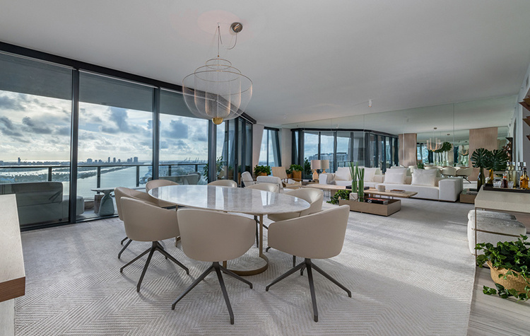 В гостях у Дэвида и Виктории Бекхэм: новые фотографии их пентхауса в Майами за 24 миллиона долларов В гостях у Дэвида и Виктории Бекхэм: новые фотографии их пентхауса в Майами за 24 миллиона долларов Стиль жизни,Дома звезд