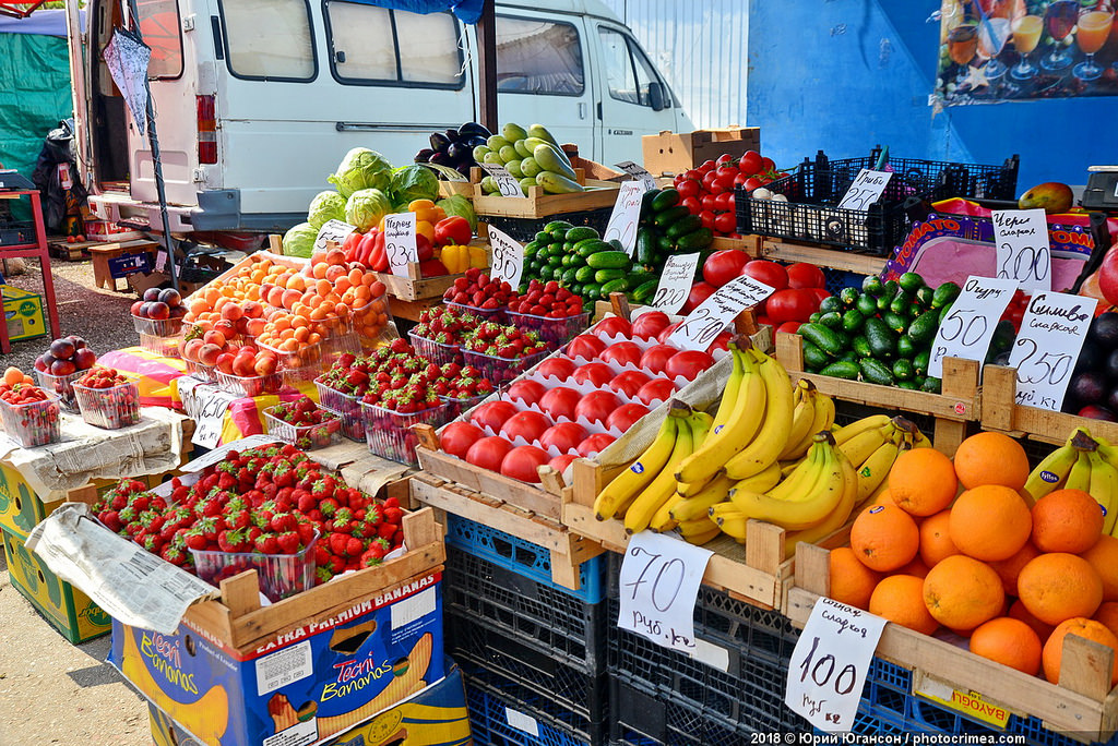 Сколько стоял севастополь. Рынок Севастополь. Рынок в Севастополе продуктовый. Рынок Чайка. Базар в Севастополе.