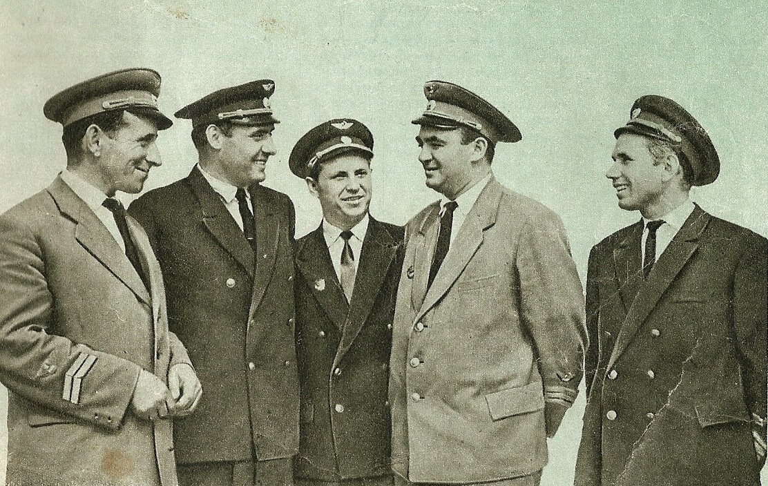 Экипаж борта СССР-45021. Слева направо: бортмеханик Смирнов, штурман Царёв, бортрадист Беремин, КВС Мостовой и второй пилот Чеченев. 
