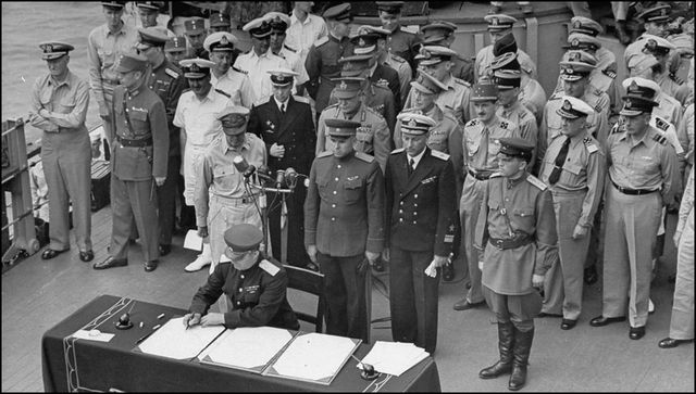 Церемония подписания Акта о капитуляции Японии. Представитель СССР генерал К. Н. Деревянко подписывает акт. 2 сентября 1945