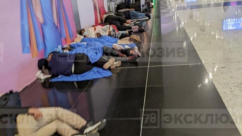 В стамбуле отменили. Ночевка в аэропорту Стамбула. Стамбул аэропорт поспать. Задержка рейса спят в аэропорту на полу. Зона ожидания в аэропорту Стамбула.