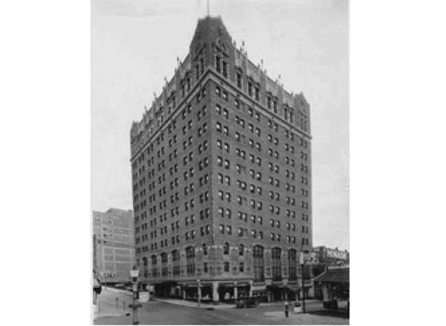 Все дело об убийстве Оуэна окружено целой сетью больших и маленьких загадок. Кто его убил и почему?