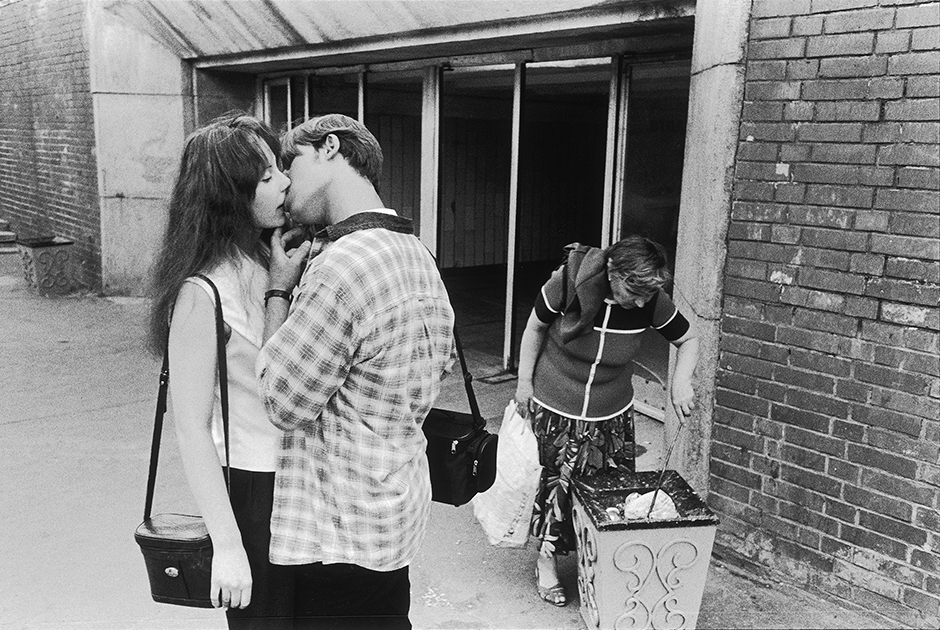 «Пока весь мир следит за войной»