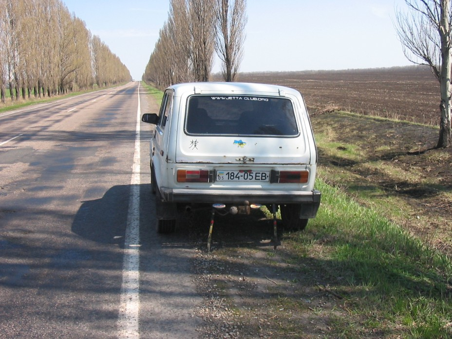 В случае когда правые колеса автомобиля наезжают на неукрепленную влажную обочину рекомендуется пдд