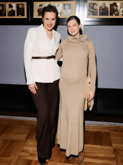 Александр Петров с женой Викторией, Светлана Бондарчук с мужем Сергеем Харченко и беременная Катерина Шпица посетили премию МХТ Александр, Катерина, Бондарчук, Шпица, Светлана, Викторией, позировала, Петров, женой, посетили, которую, прошла, Канделаки, мехах, Алексей, любви, Королёк, фильма, премьера, имени