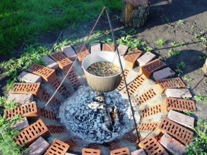 Красный и белый кирпич можно использовать как по-отдельности, так и в сочетании.