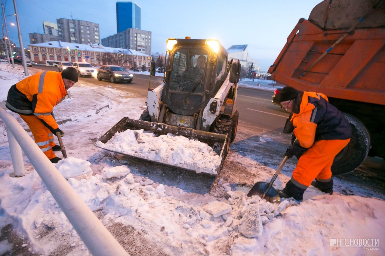 Чистим город. Чистка улиц от снега. Уборка снега Красноярск. Дорожники чистят снег. Уборщики улиц в Красноярске.