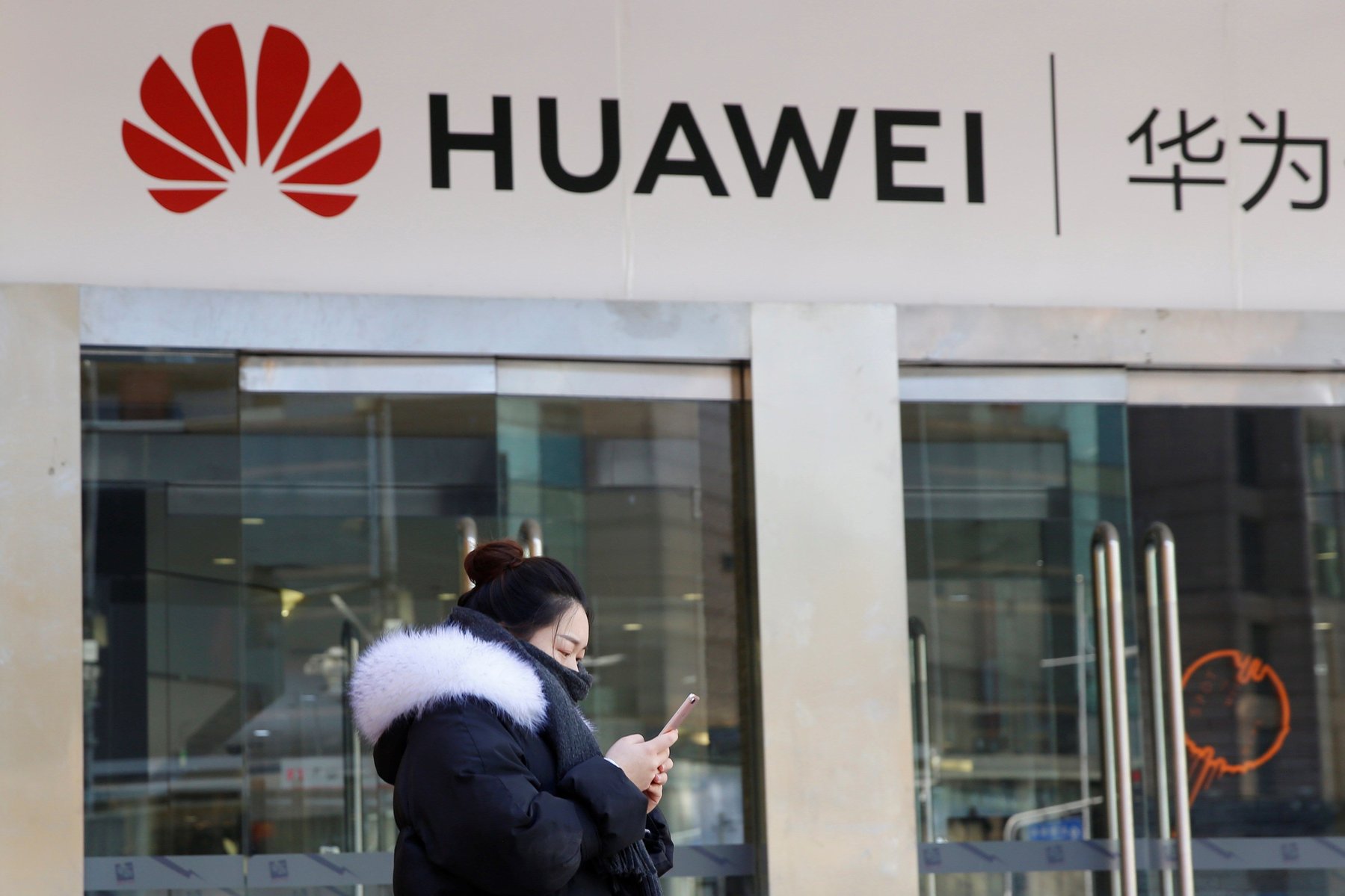 Huawei запретили использовать SD-карты в своих смартфонах