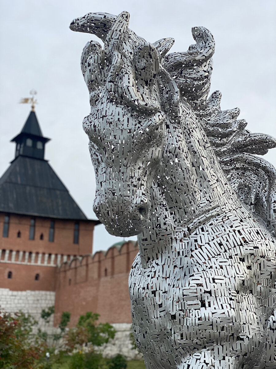 А ещё на Казанской набережной есть несколько нестандартных Арт-объектов, как этот букво-конь