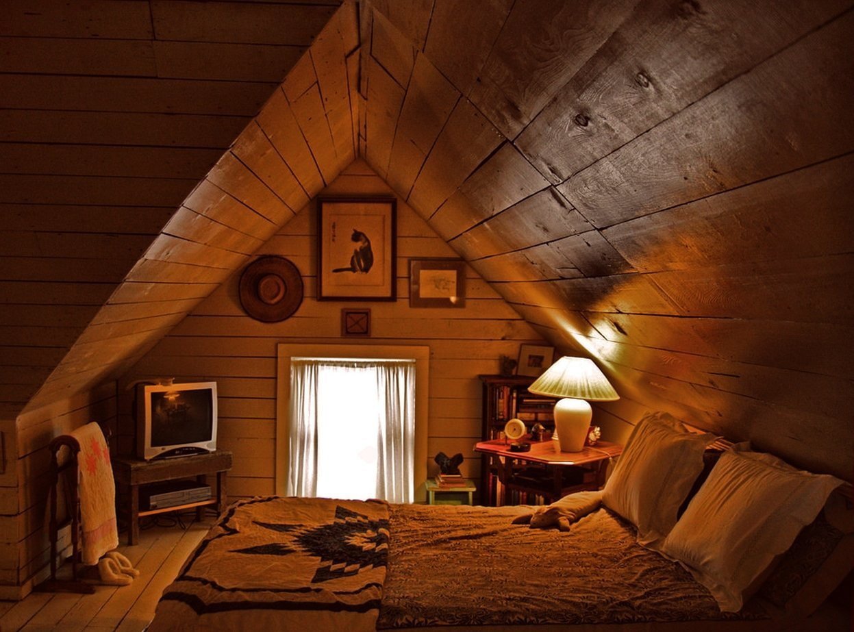 Уютная комната под крышей