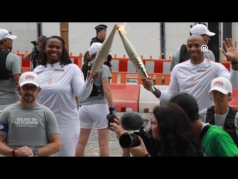 Анри пробежал с олимпийским факелом по Елисейским полям в преддверии Олимпиады-2024