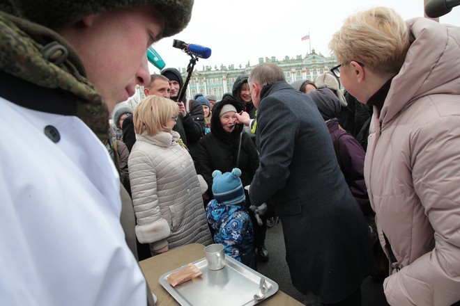Беглов с ложечки покормил петербуржцев в День снятия блокады