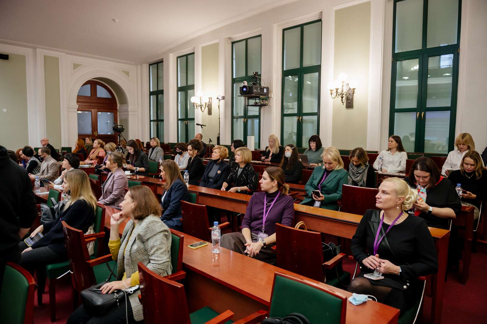 Где проходила конференция. Женщины на конференциях. Конференция для женщин бухгалтеров фото. Конференция время как сюжет фото. Институты мягкой силы Москвы.