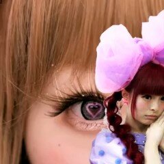 Японка Кяри Памю Памю (англ. Kyary Pamyu Pamyu, кана きゃりーぱみゅぱみゅ) умиляется от своих мешков под глазами (фотоколлаж с фото от Norio Nakayama from Saitama, Japan [CC BY-SA (https://creativecommons.org/licenses/by-sa/2.0)])