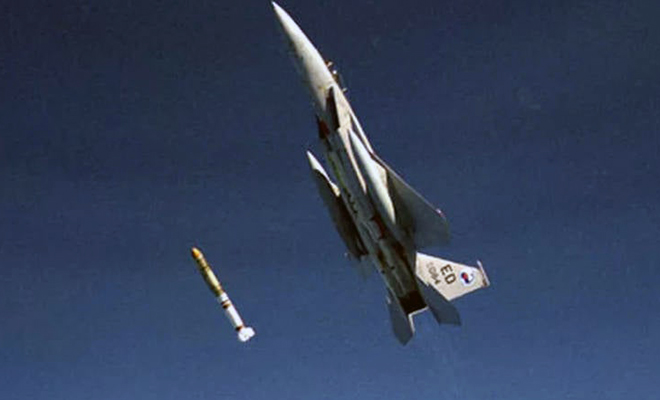 В 1985 году пилот направил свой истребитель на высоту 24 километра и выпустил ракету по спутнику в космосе