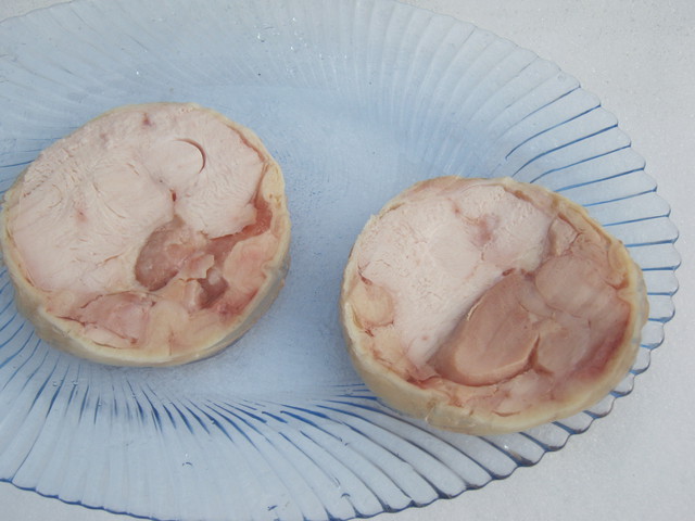 Нарезанный рулет из целой курицы Нарезанный рулет из целой курицы