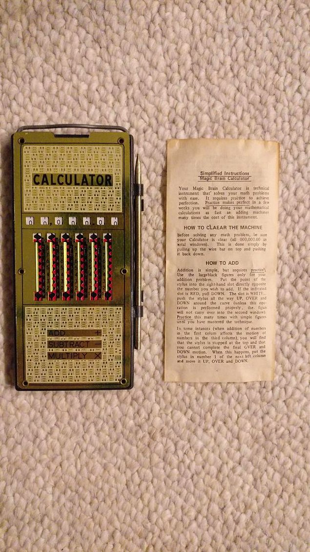 "Разбирал чердак в доме прабабушки и нашёл старинный калькулятор".