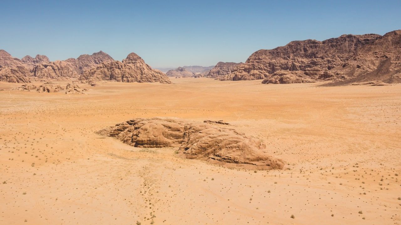 Пожилых американцев нашли мертвыми в машине на территории пустыни Мохаве