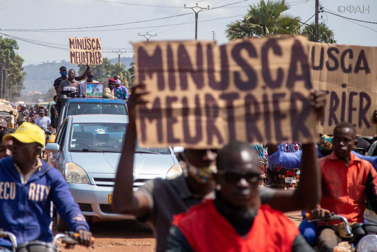 Похороны, митинг и заявления пресс-секретаря президента: репортаж корреспондентов ФАН из ЦАР Похороны, митинг и заявления пресс-секретаря президента: репортаж корреспондентов ФАН из ЦАР Весь мир