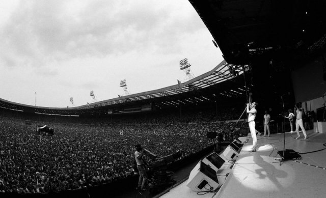Фредди Меркьюри и 76000 зрителей на стадионе Уэмбли во время «Волшебного тура» Queen 1986 года. история, люди, мир, фото