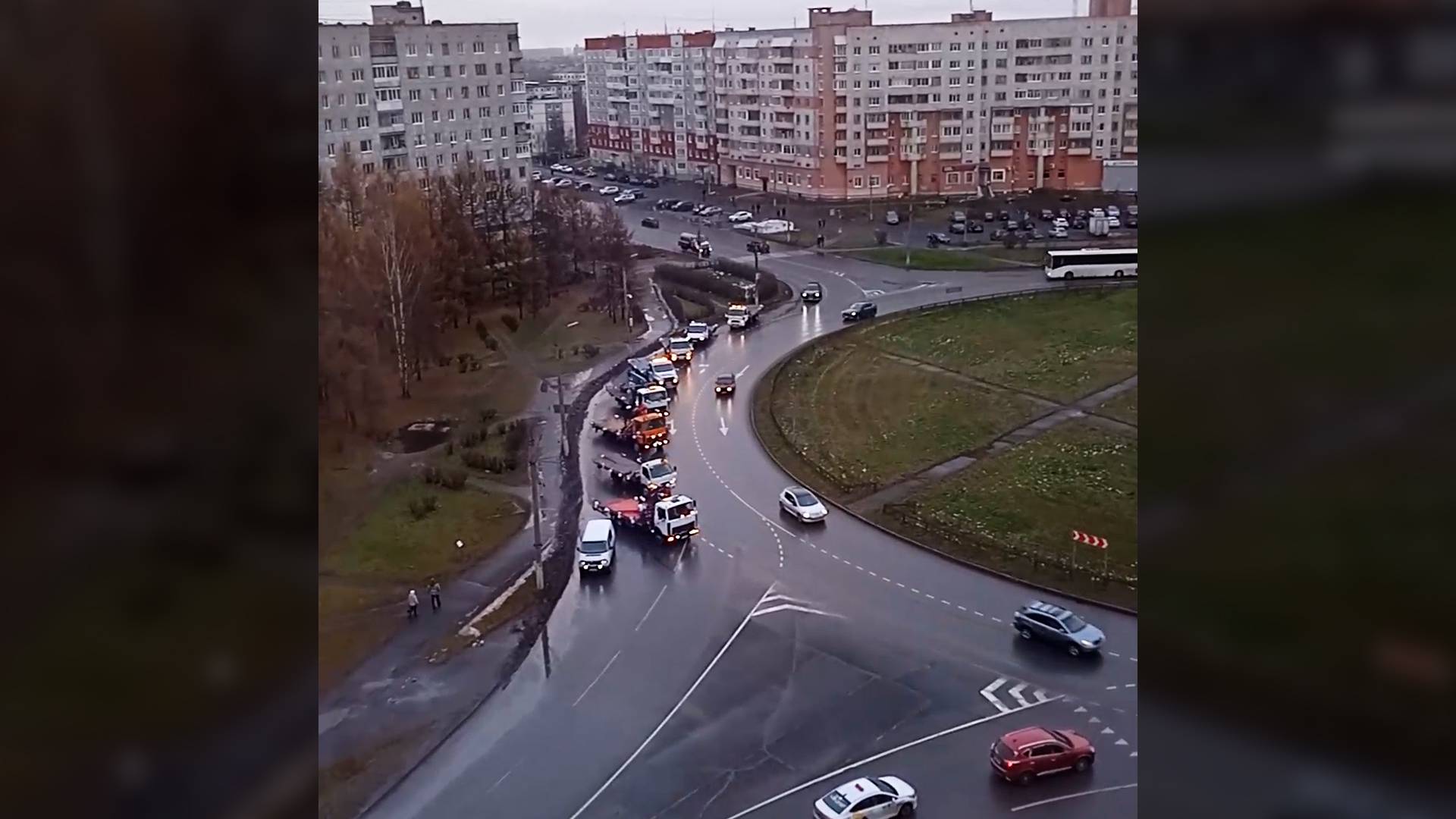 В Северодвинске семь эвакуаторов утроили кортеж для молодоженов