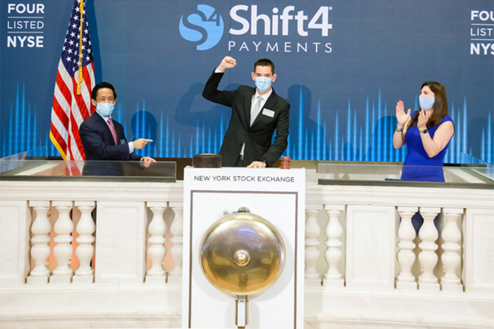 В июне 2020 года, через три месяца после начала пандемии, Айзекман (в центре) подает сигнал к началу торгов акциями Shift4 Payments на Нью-Йоркской бирже
