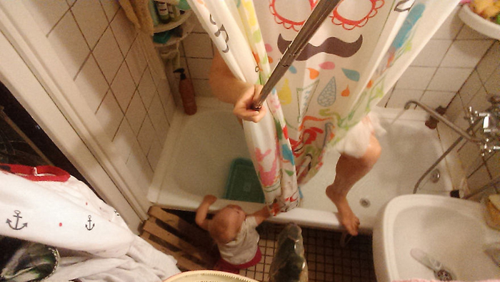 Василиса беспокоится о моей гигиене, поэтому дверь в ванную всегда открыта, и дочка может проверить, достаточно ли мыла я использую.