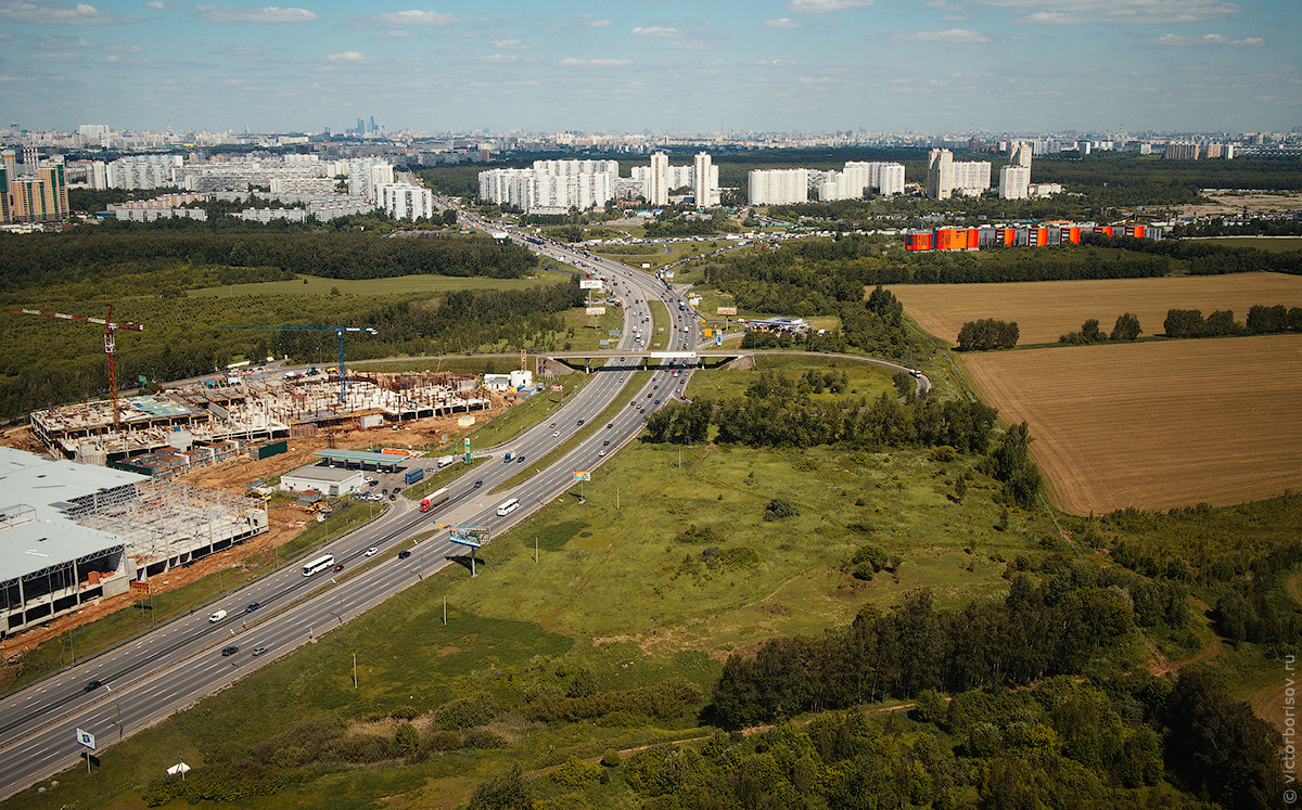 Полёт на вертолёте вдоль МКАД на юге Москвы