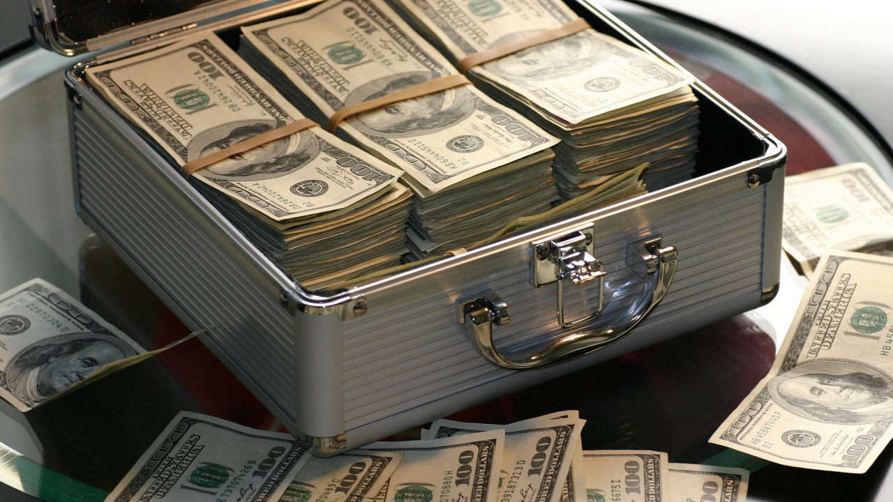 CNBC: доллар сильно переоценен в сравнении с другими валютами