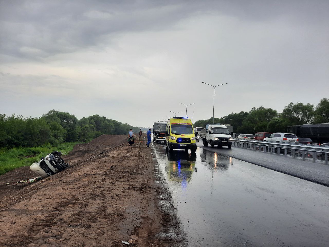 дтп в рязани на окружной. авария на окружной рязань. дтп окружная рязань. машина стукнулась в отбойник. дтп окружная рязань.