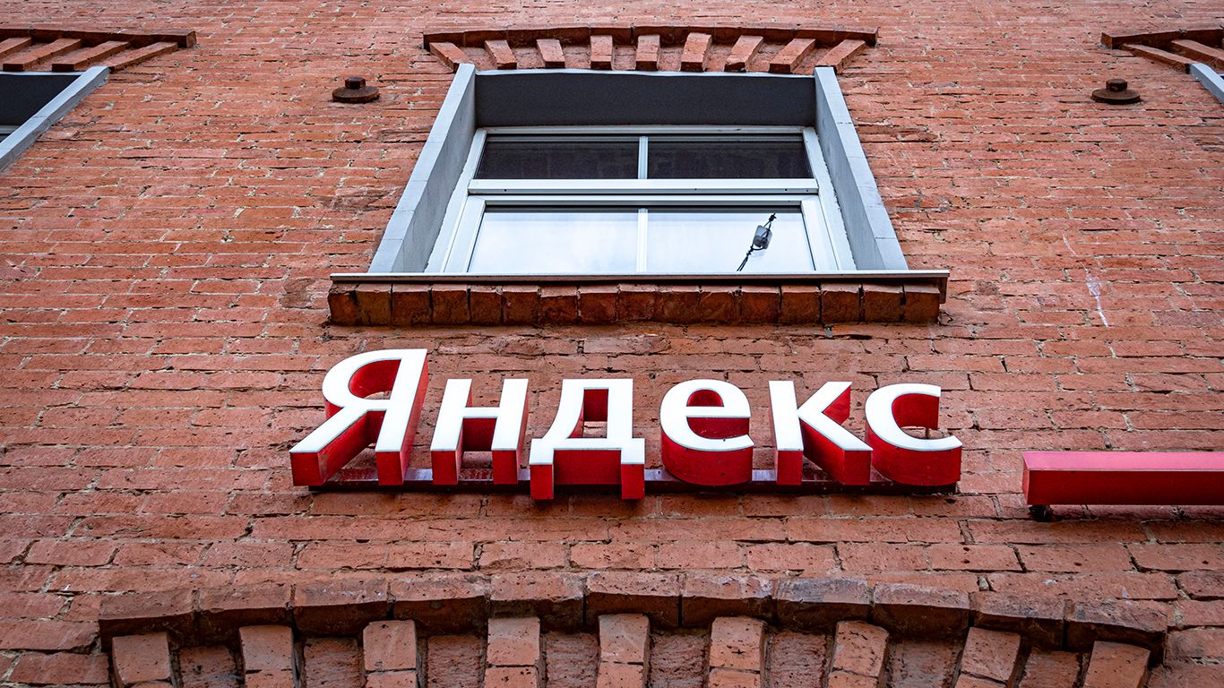 «Яндекс» разрабатывает российскую версию нейросети ChatGPT