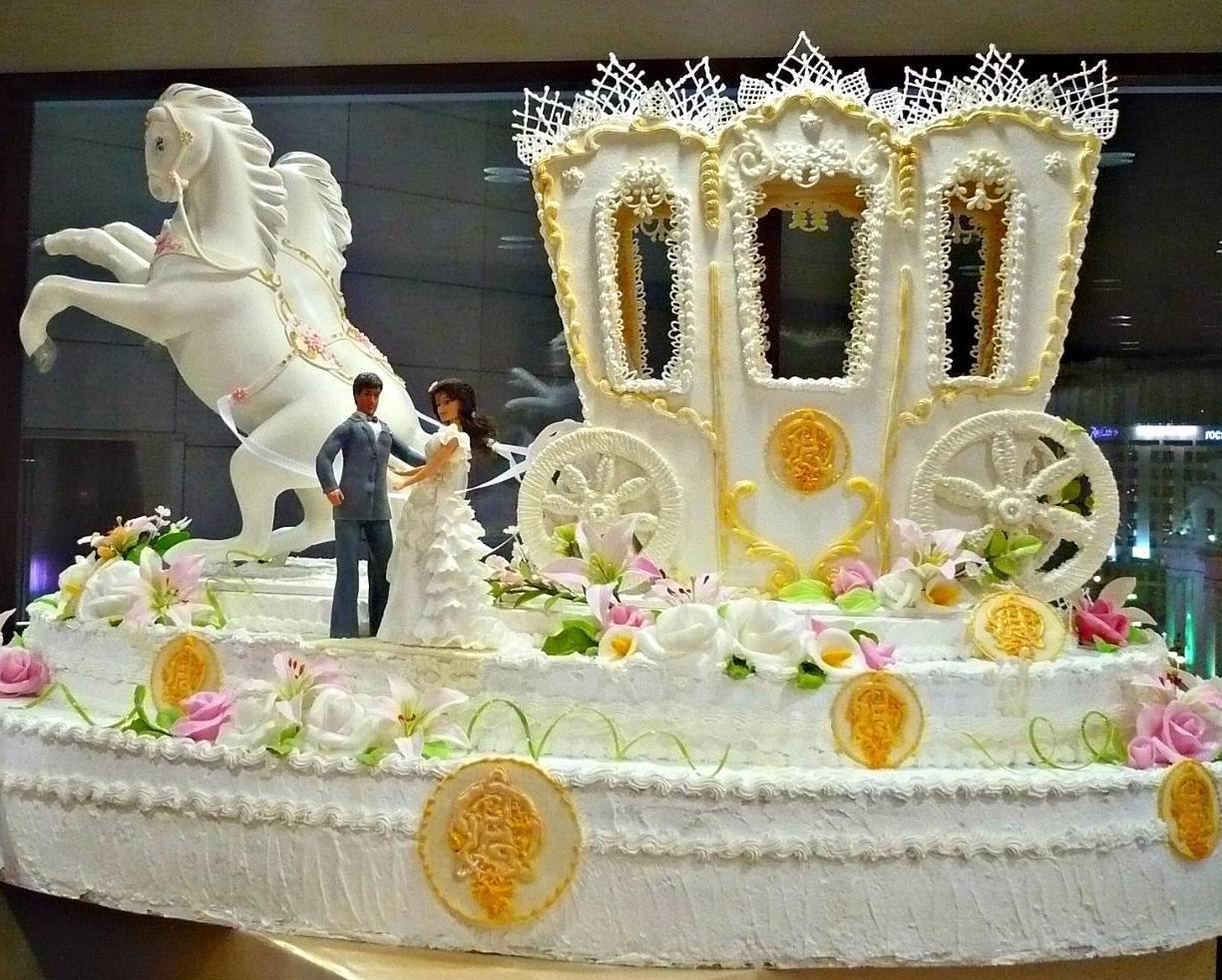Кондитер со свадебным тортом