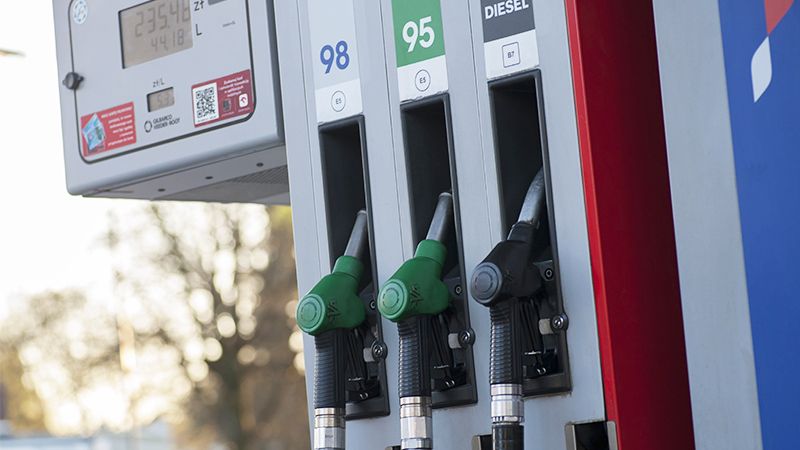 Российских автовладельцев предупредили о росте цен на бензин Общество