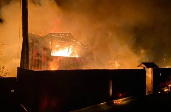 Пожар охватил частный дом в Барнауле