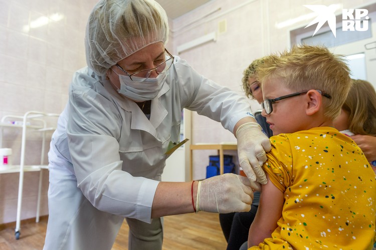 Как правило, БЦЖ ставят совсем маленьким детям. И прививка годами тренирует их иммунитет.