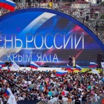 Почувствуйте разницу: В Киеве геи, в Крыму на День России салют и концерты