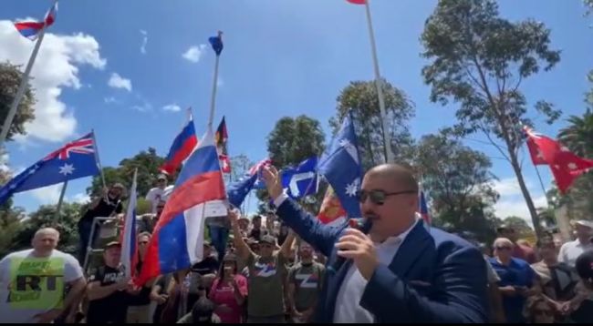 «Флаг России будет здесь всегда»: австралийские казаки силой отстояли право поднять в Сиднее символ российского государства