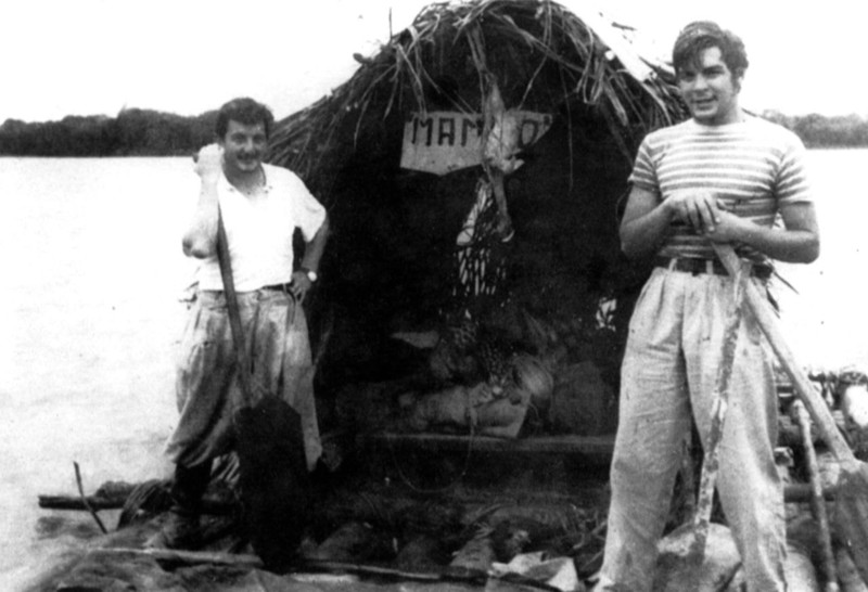 Альберто Гранадо и Эрнесто Че Гевара на плоте "Мамбо-Танго". Сан-Пабло, провинция Лорето, Перу. Июнь 1952 года. знаменитости, люди, фото