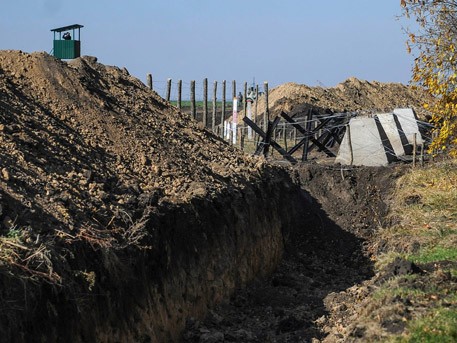 Украина роет рвы и натягивает колючую проволоку на границе с Россией