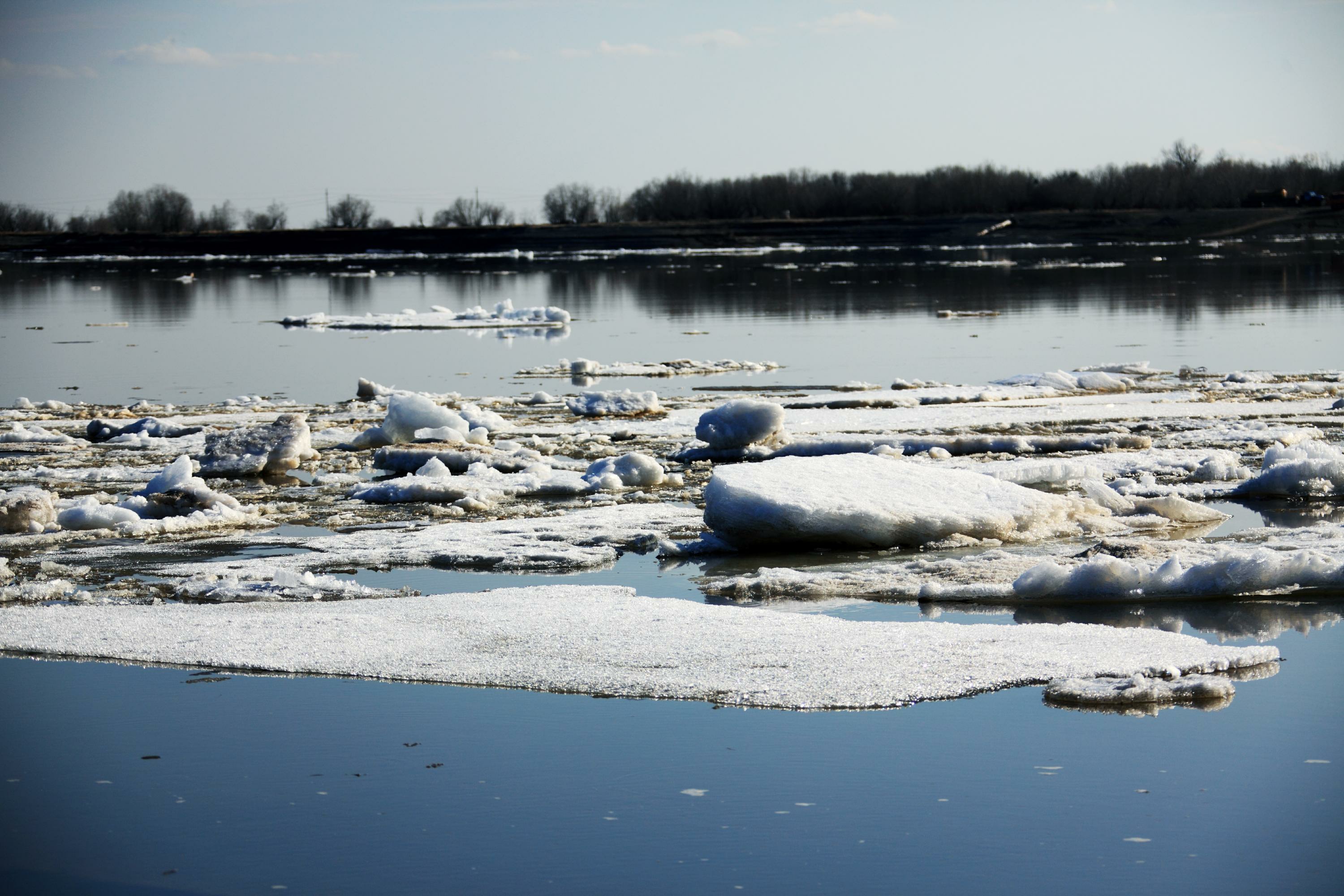 Река Волга во льду