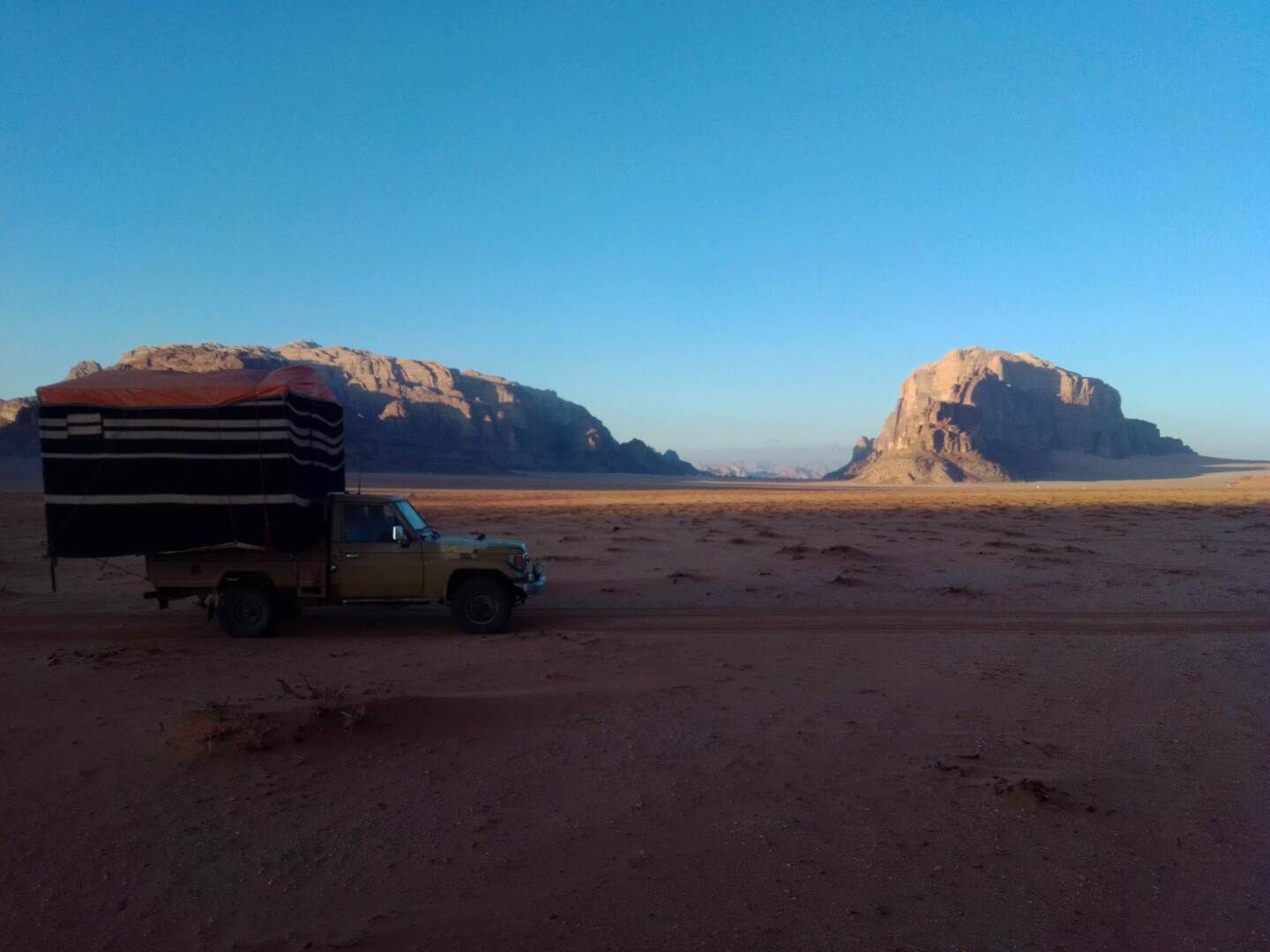 бедуины ставят ночлег для тех, кто хочет переночевать в пустыни