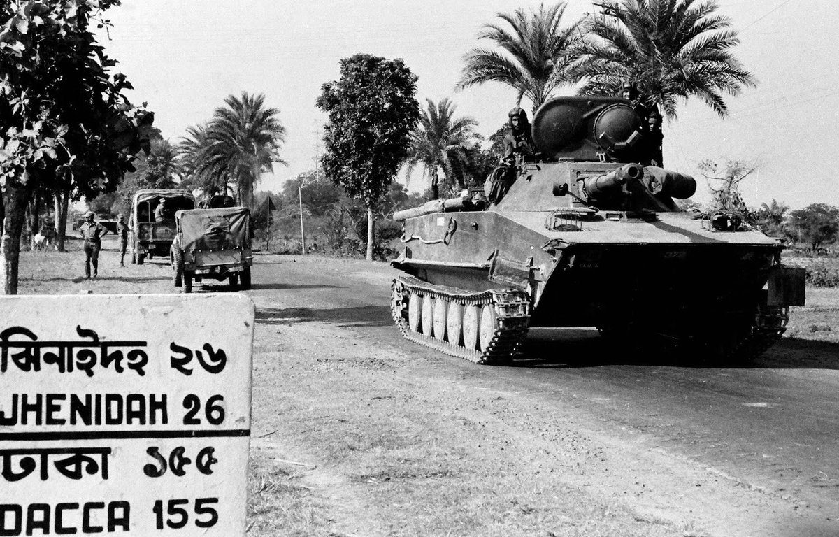 Индийские ПТ-76 на подступах к столице Восточного Пакистана Дакке. Фото ANI 