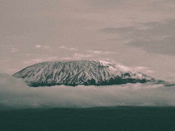 Шира (Shira), Кибо (Kibo) и Мавензи (Mawenzi) — вулканические конусы горы Килиманджаро